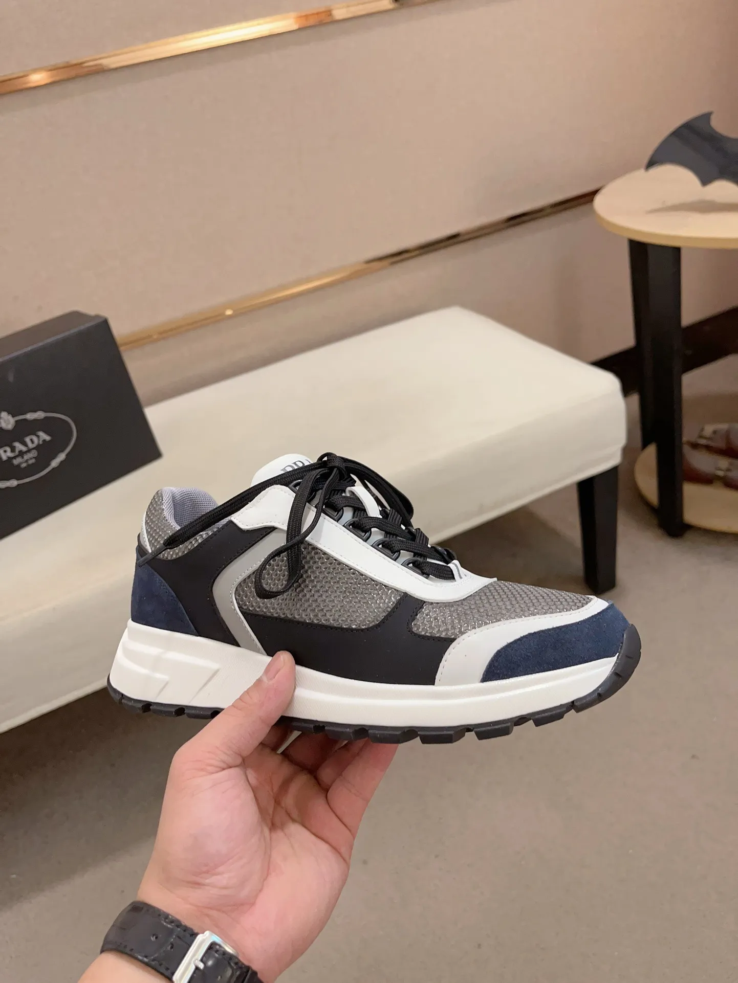 Men's shoes 💰 462💰🇮🇹🇮🇹PRADA (Prada) top 🔍🔍 new models are on sale at the same time at the counter, uppers 🇮🇹 Italian imported first-layer cowhide fabric Fully imported genuine leather lining 💪💪, completely 1⃣️ to 1⃣️ replica 🇮🇹💪💪, ⚠ sole: original sole provided by the original factory, exclusive movable molded foam outsole super comfortable, ⚠ original factory follow-up, 🔍🔍 high quality, you can go in and out of the counter at will, welcome to compare⚠. Code number: 38-44 (45.46 is custom-made and cannot be returned or exchanged)